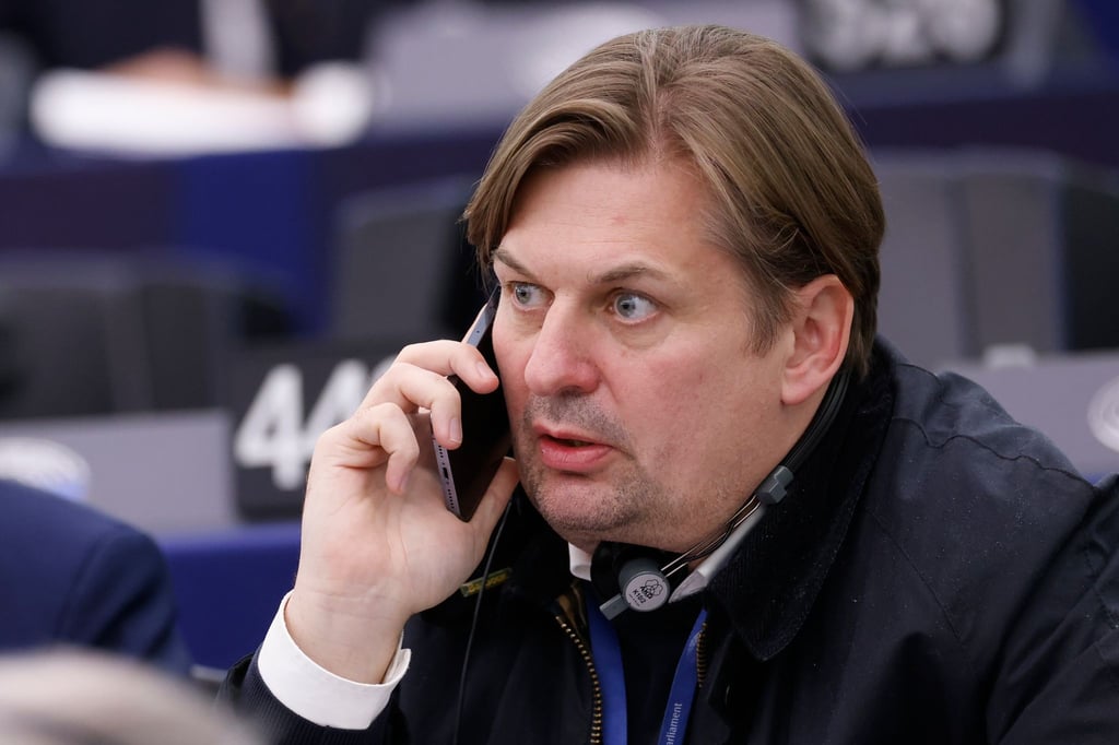 Maximilian Krah von der AfD nimmt an einer Sitzung des Europäischen Parlaments teil.