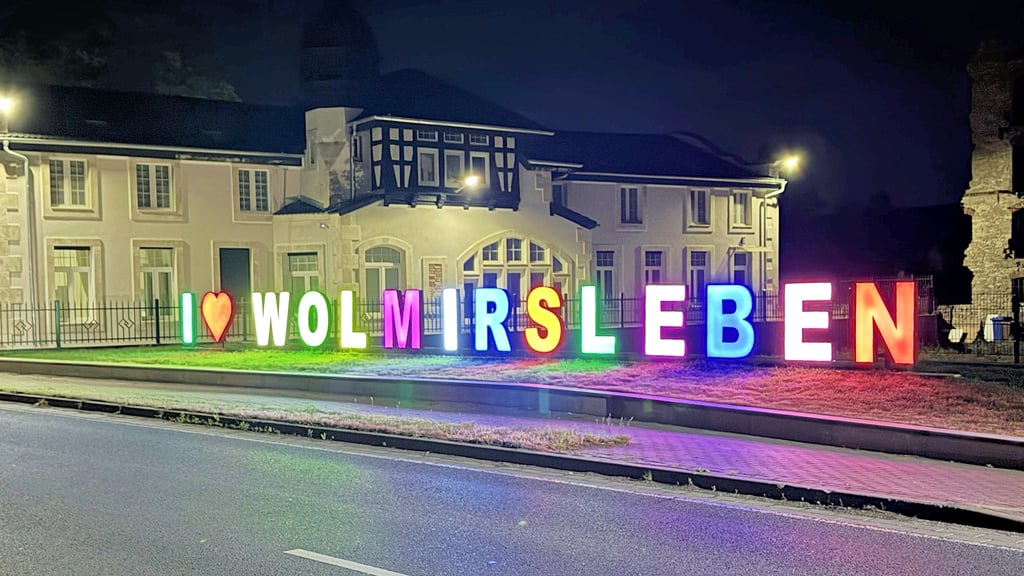 Eine Liebeserklärung an seinen Heimatort Wolmirsleben hat der Bewohner des angrenzenden Hauses direkt an der Ortsdurchfahrt platziert. Der Schriftzug wird nachts beleuchtet.