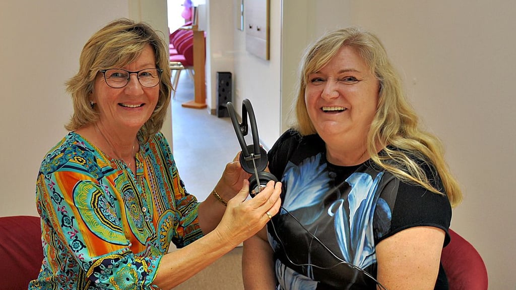 Filialleiterin Christiane Kunz und Kundenbetreuerin Heidie Schwarz in den neuen Räumen der „Hörhaasen“.
