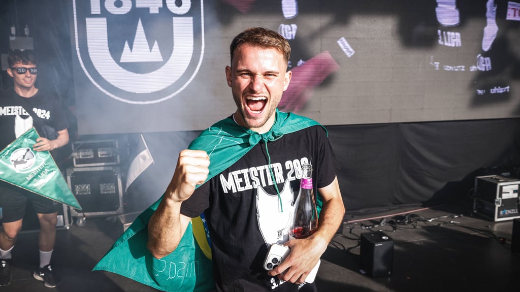 Als bester Spieler der 3. Liga feierte Léo Scienza als Meister den Durchmarsch in die 2. Bundesliga des SSV Ulm. Bis Sommer 2023 stand der Brasilianer noch beim 1. FC Magdeburg unter Vertrag.