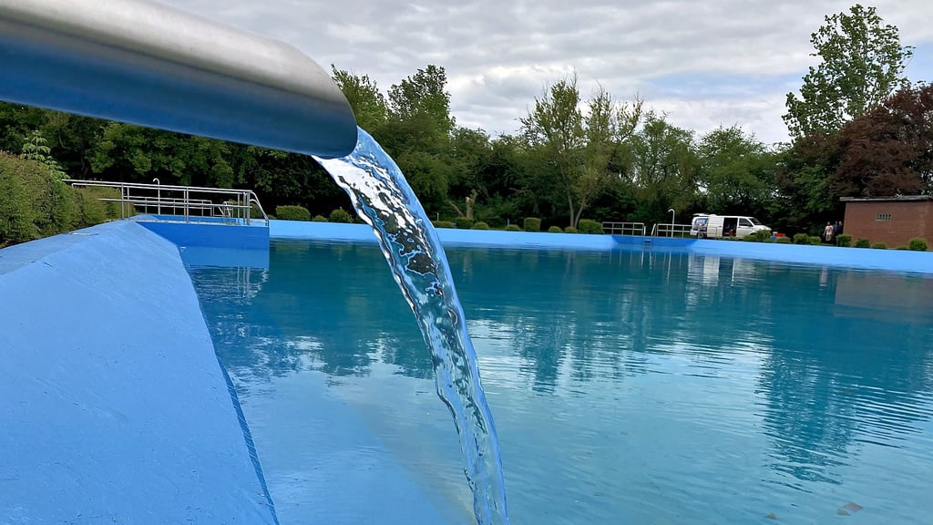 Etwa zwei Wochen lang läuft das Wasser – hier mit etwas weniger Druck als die meiste Zeit – in das große Freibad-Becken in Westerhausen. Bald soll auch eine Poolparty stattfinden.