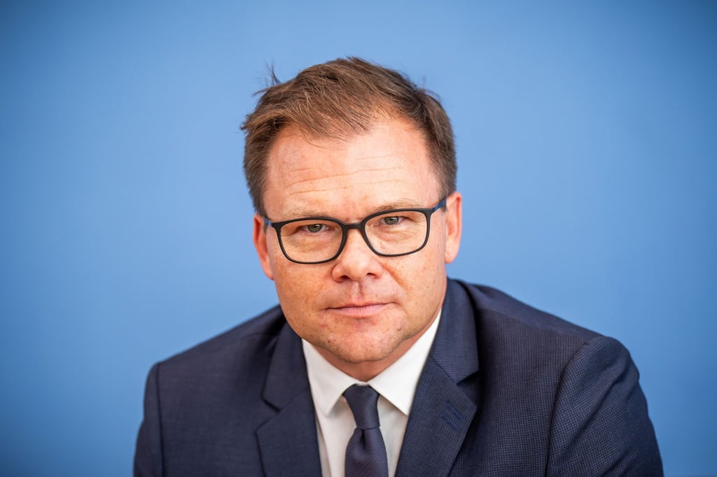 Carsten Schneider (SPD), Staatsminister und Ostbeauftragter der Bundesregierung, aufgenommen bei der Vorstellung des Berichts zum Stand der Deutschen Einheit.