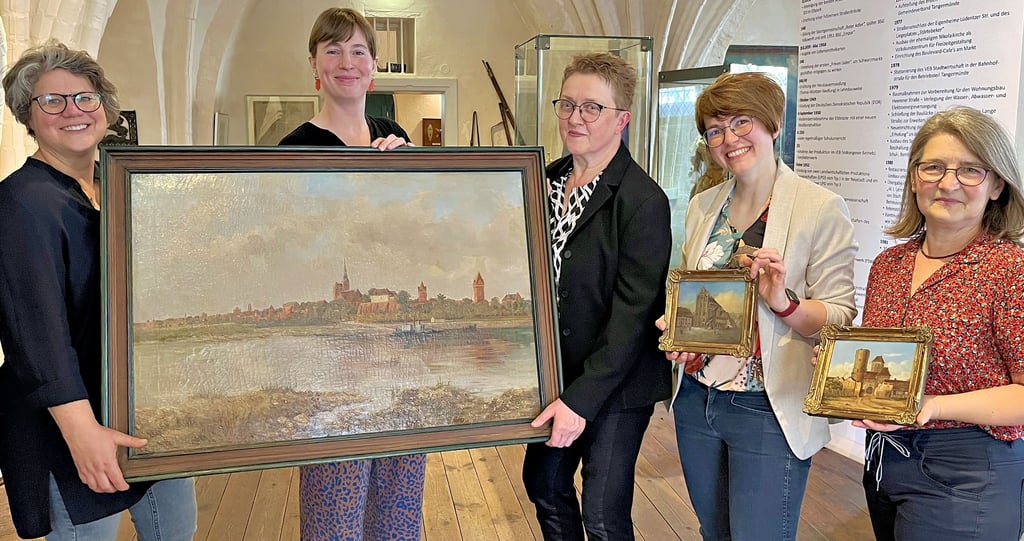 Die restaurierten Gemälde präsentieren Anka Bertkau (von links), stellvertretende Bürgermeisterin von Tangermünde, Kulturhistorikerin Constanze Köster, Monika Stengel von der Fielmann-Filiale Stendal, Elisa Jubert, Leiterin der Museen Tangermünde und Gabriele Bark, Leiterin des Altmärkischen Museums in Stendal.