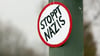 „Stoppt Nazis“ ist auf einem Schild am Rande einer Demonstration.