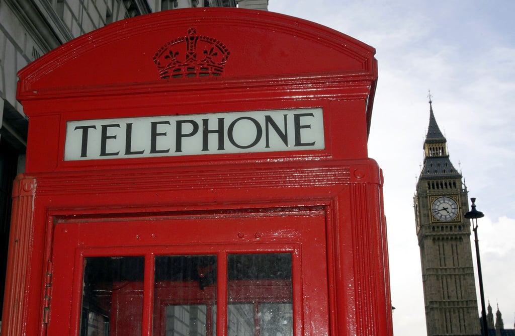 Eine rote Telefonzelle und der Big Ben - zwei Klassiker in einem Bild.