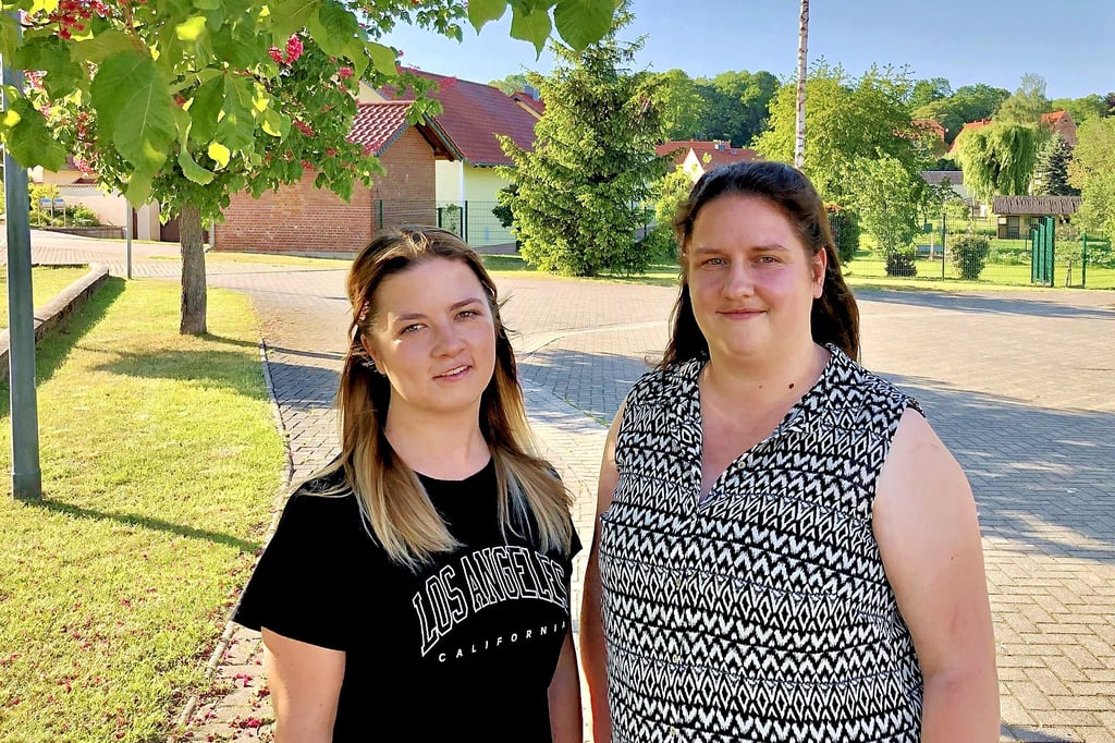 Die Schwestern Vivien und Philine Grüner waren schon einige Male im Wahllokal in Meineweh als Wahlhelfer tätig.