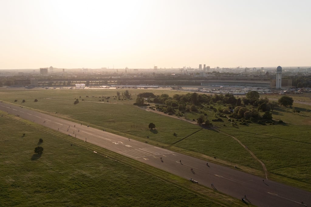 Die Sonne steht über dem Tempelhofer Feld.