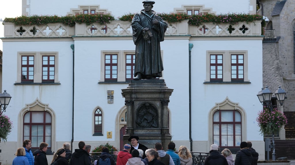 Luther-Darsteller Dirk Wellnitz bei einer Stadtführung am luther-Denkmal in Eisleben