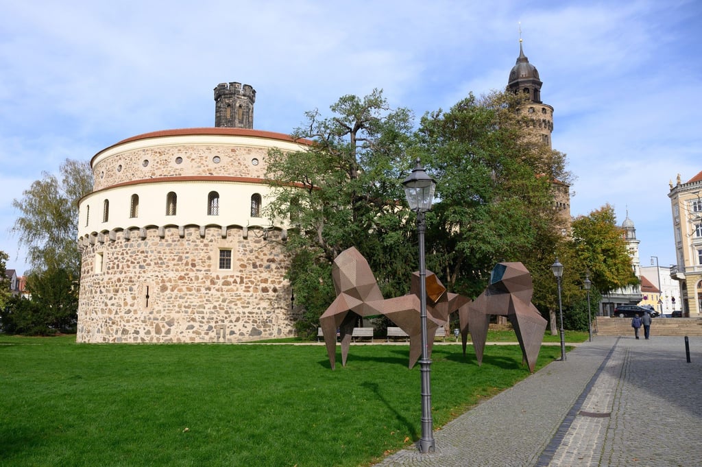 Das Kulturhistorische Museum im Kaisertrutz vor dem Reichenbacher Turm.
