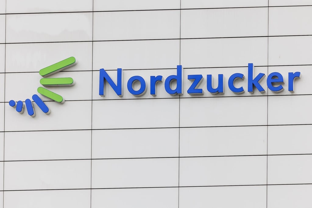 Der Schriftzug „Nordzucker“ und das Nordzucker-Logo sind an einer Wand des Unternehmenssitzes der Nordzucker AG angebracht.
