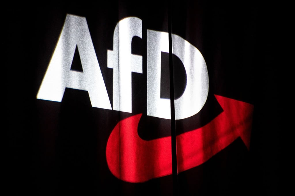 Das Logo der AfD wird beim Bundesparteitag auf einen Vorhang projeziert.