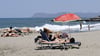 Touristen sonnen sich an einem Strand auf der Insel Kreta – diesen Sommer zieht es wieder viele Harzer ans Mittelmeer.