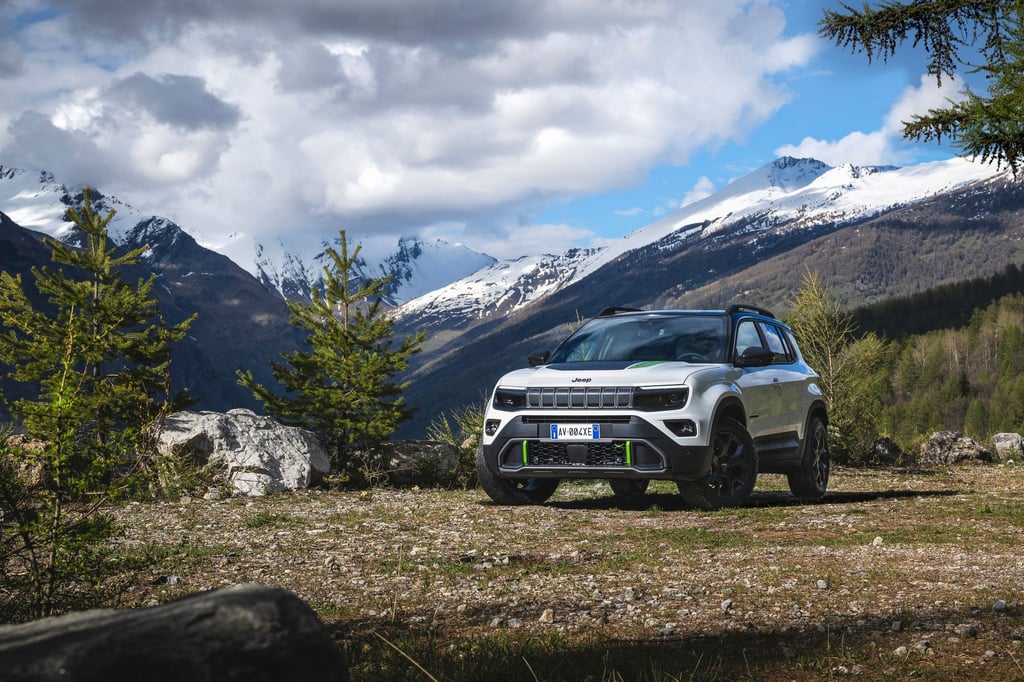Die neue Version des Jeep Avenger mit Mild-Hybrid fährt mehrheitlich mit einem Verbrenner, kann mit ihren beiden E-Maschinen und der 48-Volt-Technik aber beide Achsen antreiben.