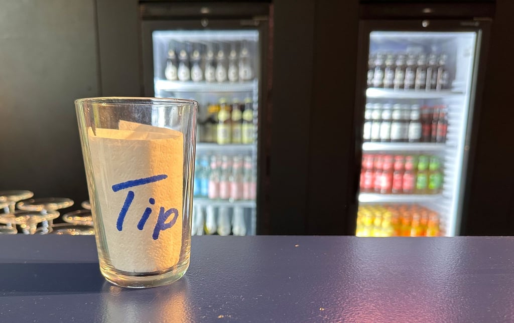 Der Trinkgeld-Becher stirbt aus. Dafür gibt es mittlerweile andere Möglichkeiten für das „Stimmt so“.