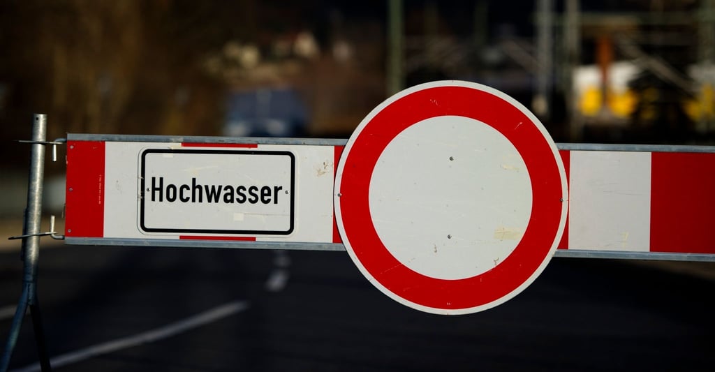 Ein "Hochwasser - Durchfahrt verboten" Schild.