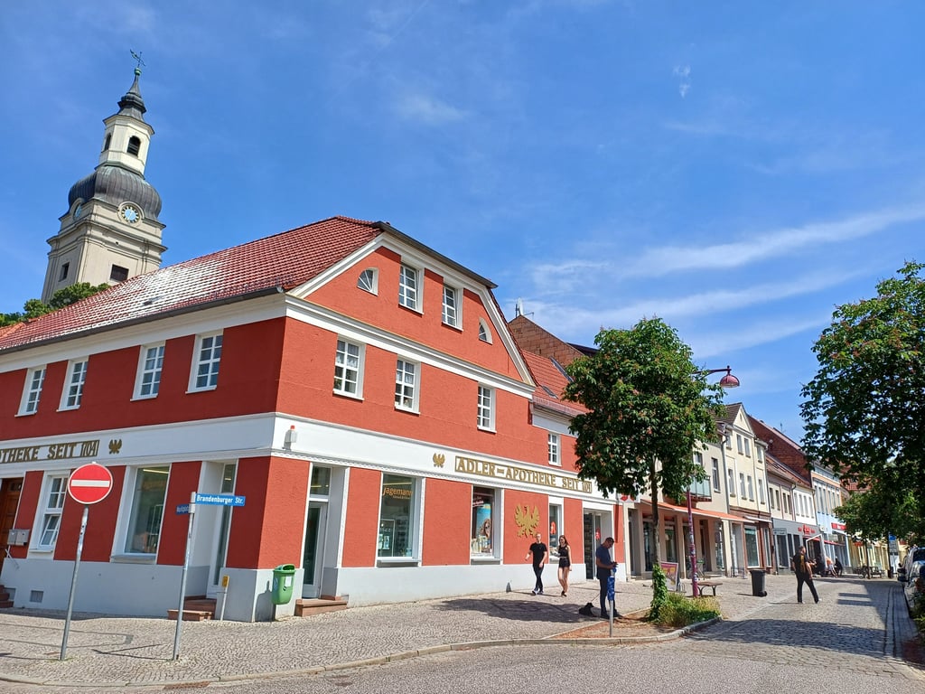 Blick in die Genthiner Fußgängerzone: Viele Geschäfte in der ehemaligen Kreisstadt sind verschwunden – ein Grund für die Unzufriedenheit mancher Genthiner mit ihrer Stadt.