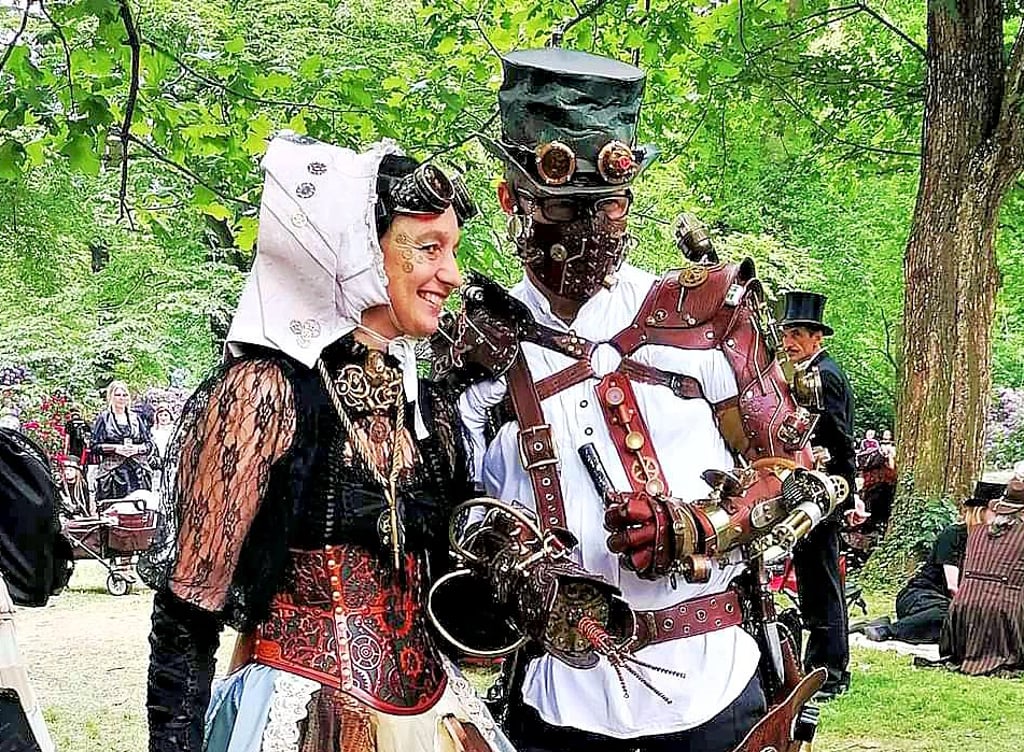 Treffen der Steampunk-Szene zu Pfingsten in Leipzig: Es gab viel zu sehen und zu bestaunen, vor allem aufwendige Gewänder. Die Gäste aus Forst waren 2023 in Köthen und gestalteten eine Ausstellung im Dürerbundhaus.
