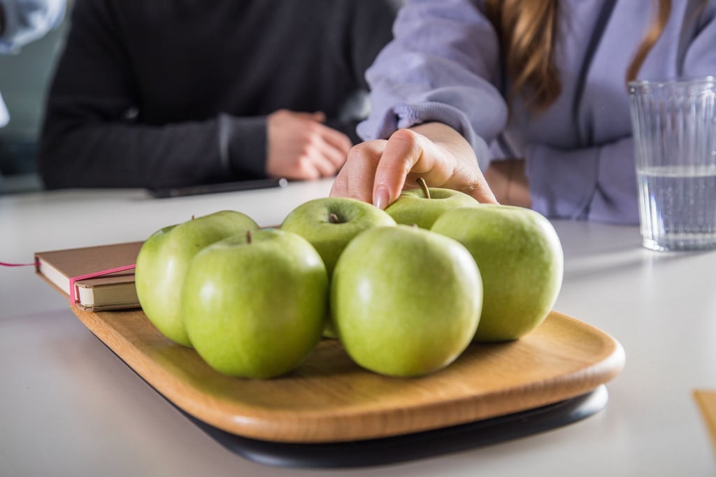 Apfel gefällig? Kleine Anstöße, sogenannte „Nudges“, sollen den Menschen helfen, bestimmte Entscheidungen zu treffen, ohne dass sie gezwungen werden.