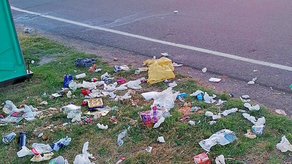 Müll auf dem Parkplatz B81 bei Kloster Gröningen.