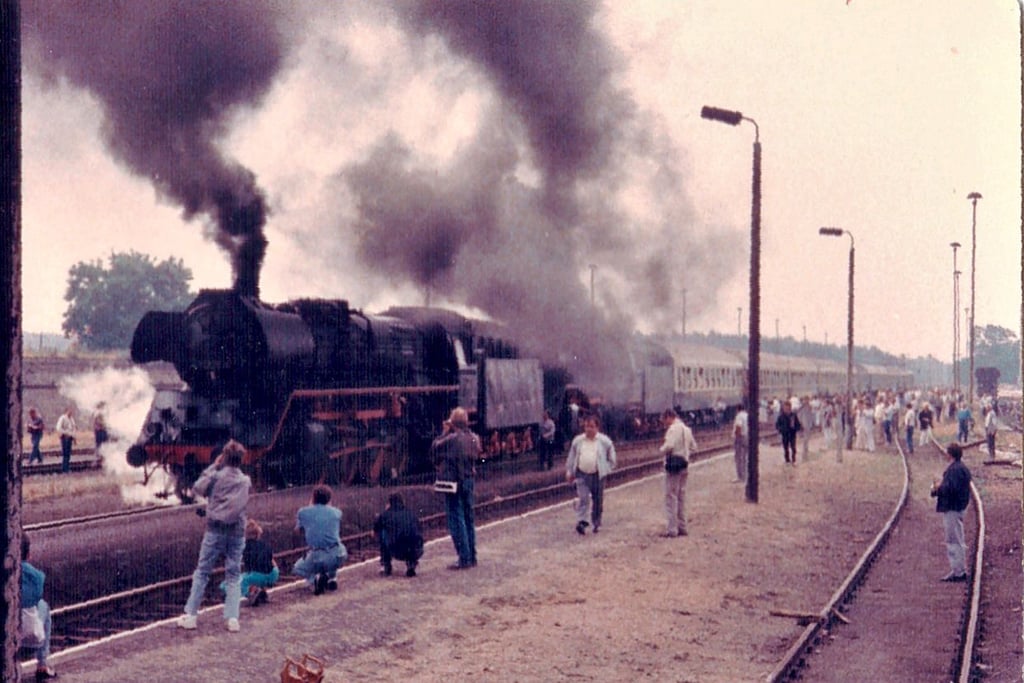 Im September 1989 dampfte ein Traditionszug am Flechtinger Bahnhof und zog zahlreiche Fotofreunde in seinen Bann.