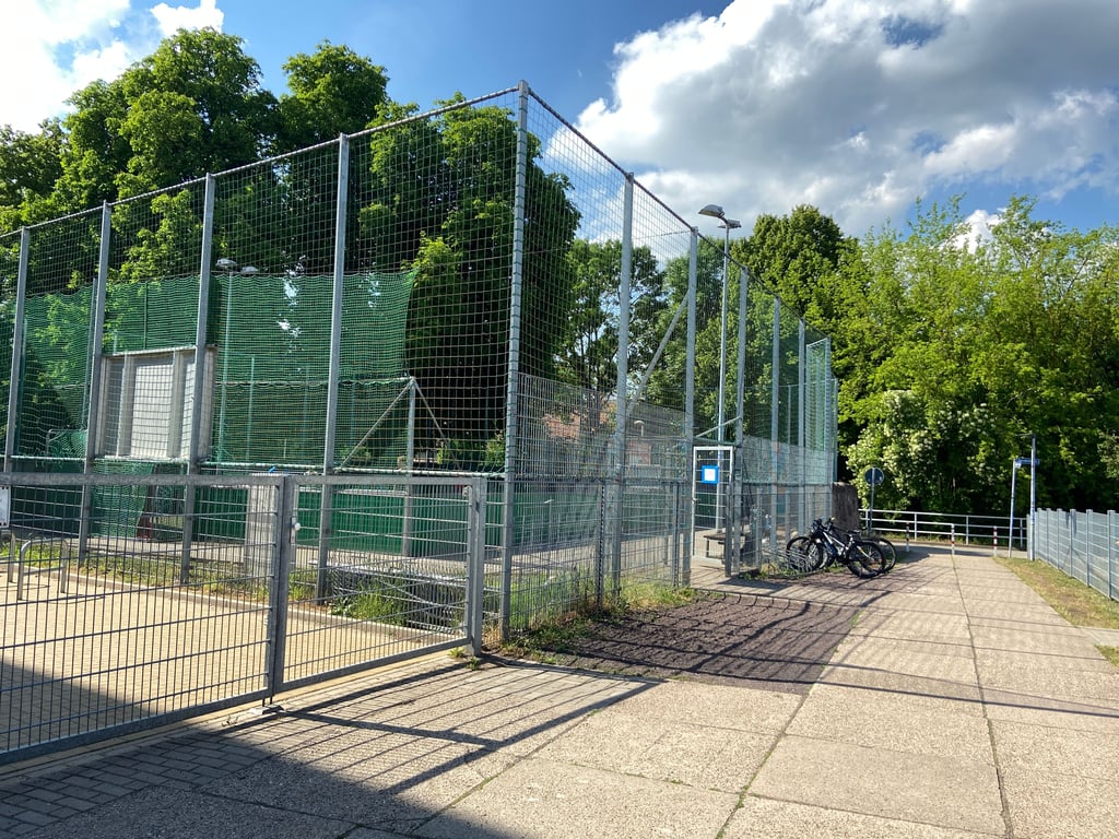 Am Bolzplatz in Magdeburg-Diesdorf fehlt es an öffentlichen Toiletten.