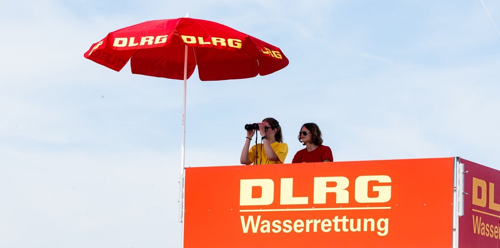 Zwei DLRG-Rettungsschwimmerinnen beobachten von ihrem Hochsitz aus das Treiben am Südstrand von Damp.
