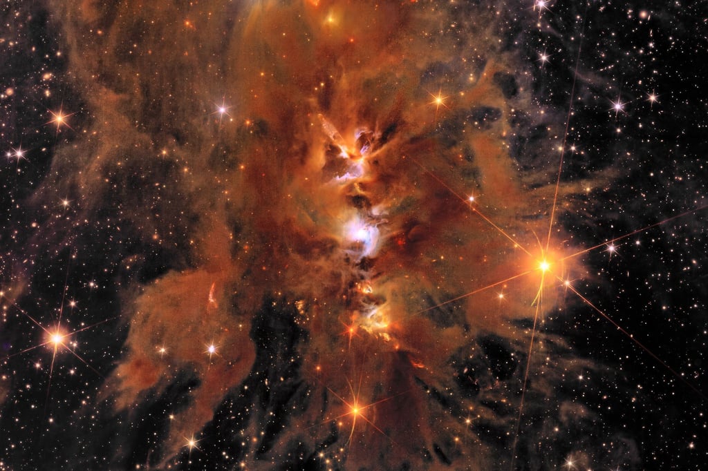 „Messier 78“: ein leuchtender, von interstellarem Staub umhüllter Sternhaufen.