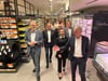 Geschäftsführer Gunther Weiß und seine Gattin (vorne rechts) führten am Vortag der Wiedereröffnung geladenen Gäste durch den umgestalteten Supermarkt.