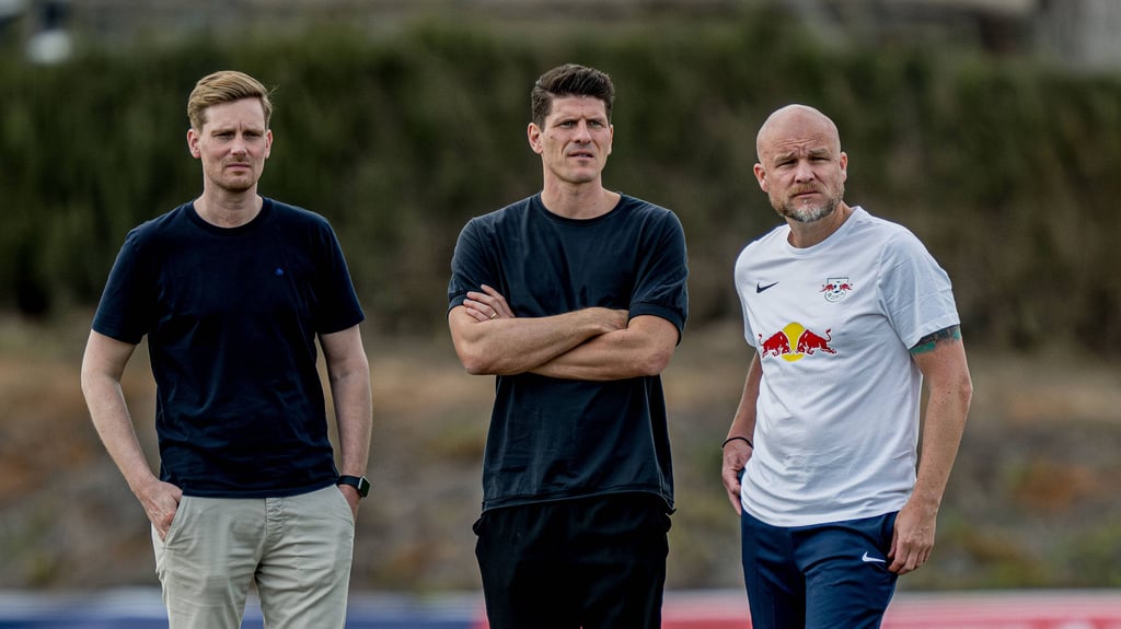Kritische Blicke, aber gemeinsame Linie: Vereinschef Johann Plenge, Mario Gomez und Rouven Schröder wollen mit Marco Rose weiter zusammenarbeiten.
