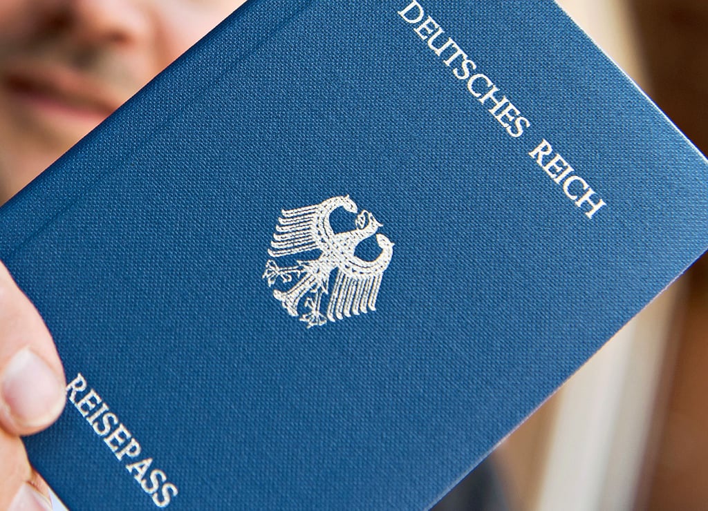 Reichsbürger erkennen den deutschen Staat, seine Institutionen und die geltenden Gesetze nicht an. Mitunter stellen sie daher ihre eigenen „Ausweise“ her, die natürlich ungültig sind. Der Salzlandkreis gilt als Schwerpunktregion der Reichsbürgerszene in Sachsen-Anhalt.