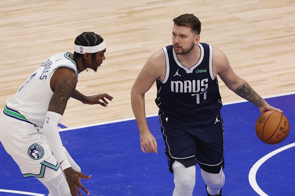 Luka Doncic (r) verbuchte 15 seiner 33 Zähler im Schlussviertel.