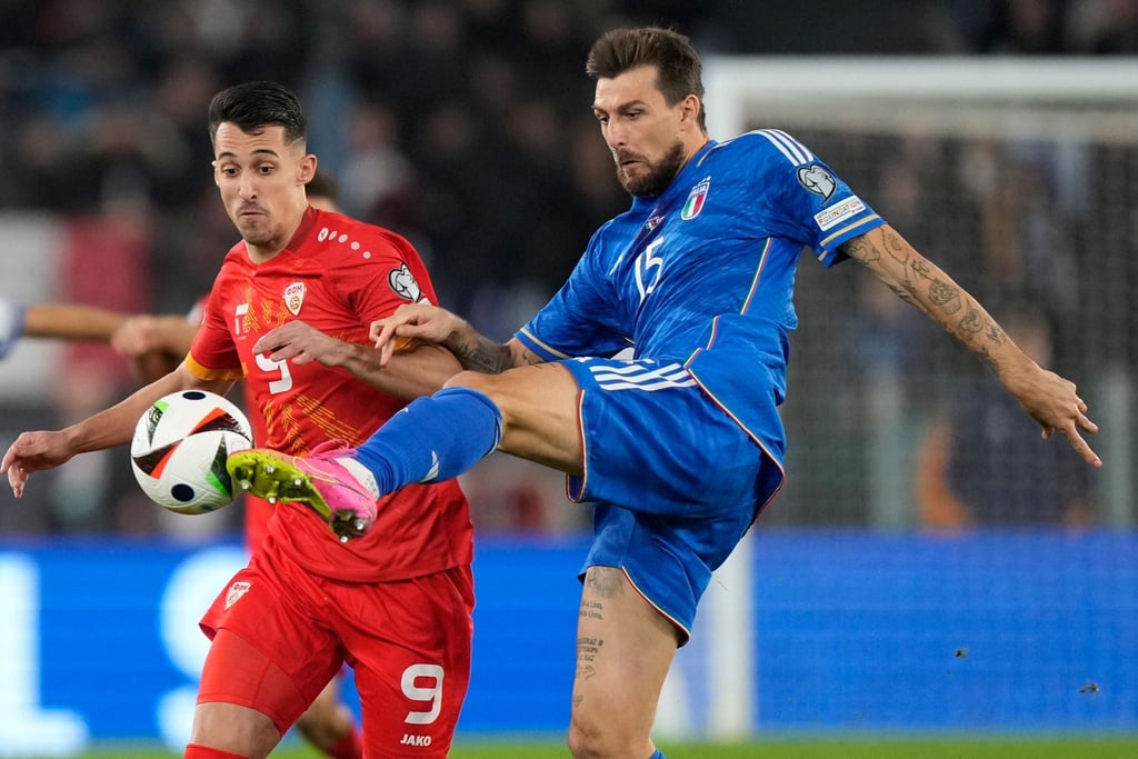 Musste sich vor dem Sportgericht verantworten: Italiens Francesco Acerbi (r).