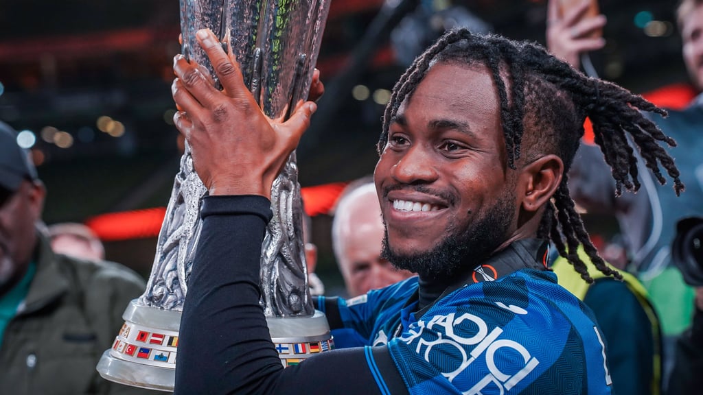 Lookman mit dem Europa-League-Pokal.