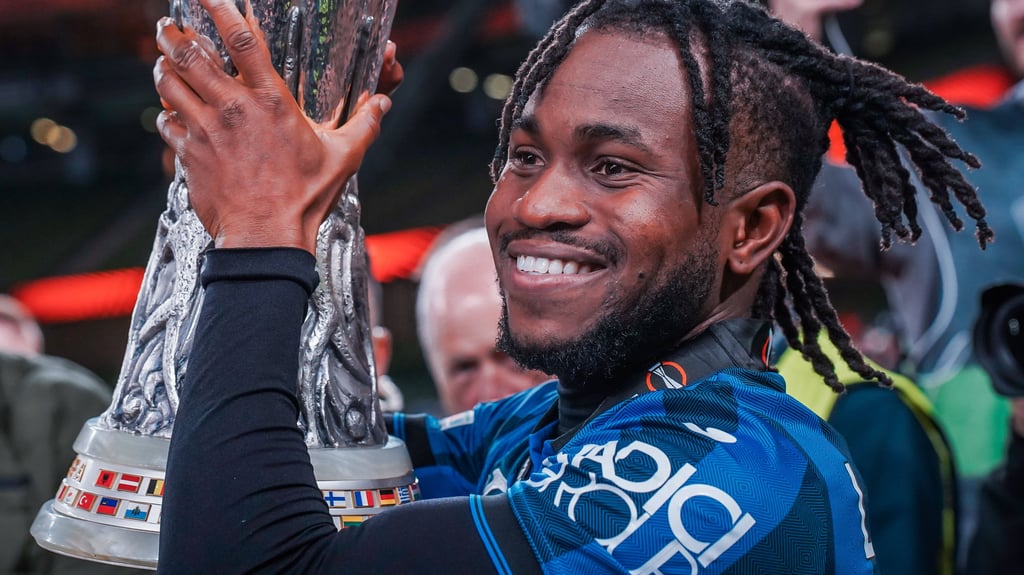 Lookman mit dem Europa-League-Pokal.