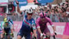 Der Belgier Tim Merlier (l) gewinnt die 18. Etappe des Giro d'Italia von Fiera di Primiero nach Padua vor dem Italiener Jonathan Milan.