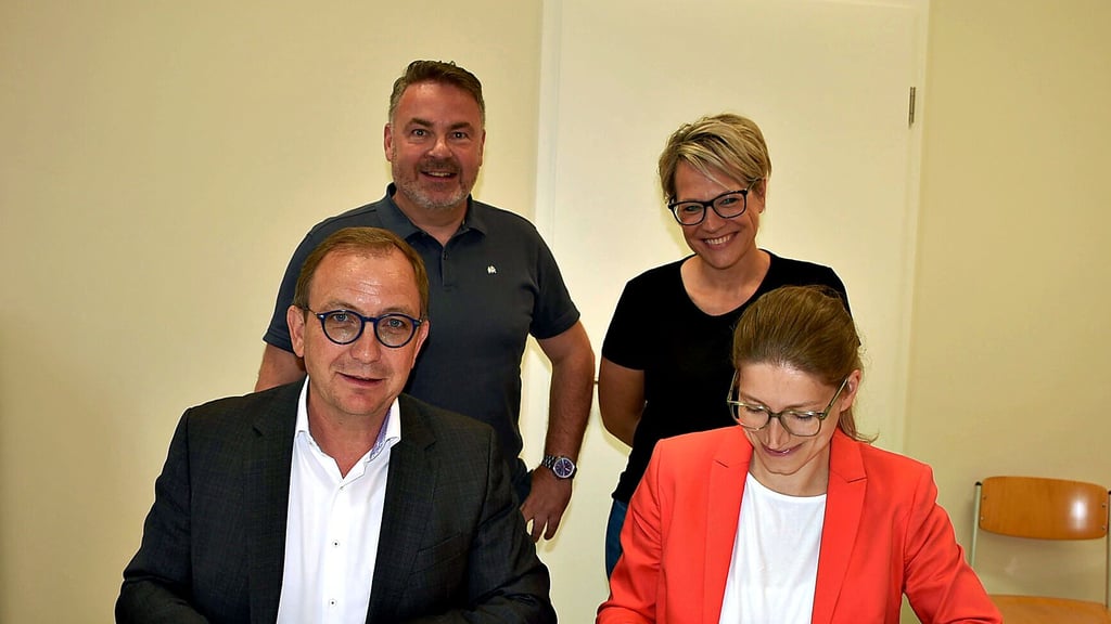 Im Beisein des Verbandsgemeinde-Bürgermeisters Michael Stöhr und der Prokuristin des MVZ, Peggy Neum, unterzeichneten Landrat Markus Bauer und MVZ-Chefin Julia Stöcker den Vertrag.