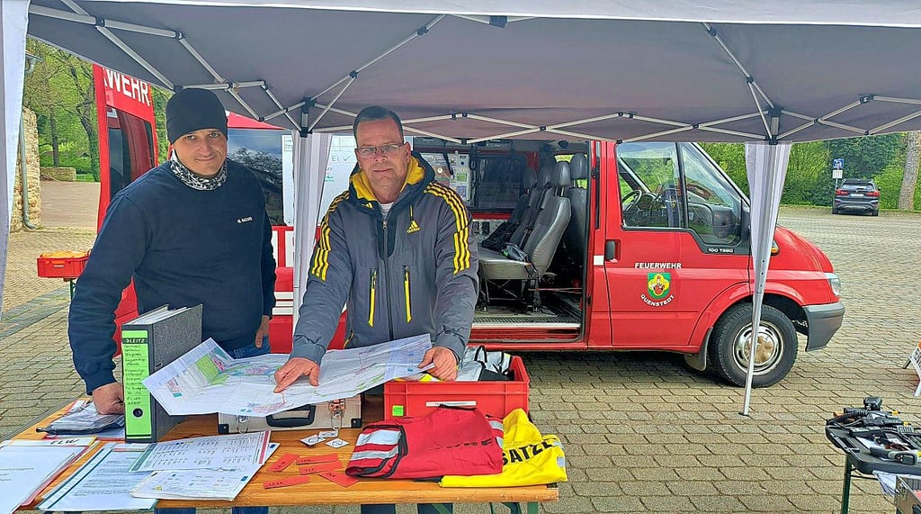 Quenstedts Wehrleiter Mathias Raschke und sein Stellvertreter Kai Bundy (v.li.) haben beim Arnsteiner Stadtrat anschaulich für den Kauf eines neuen Einsatzleitfahrzeugs geworben. Mit Erfolg.