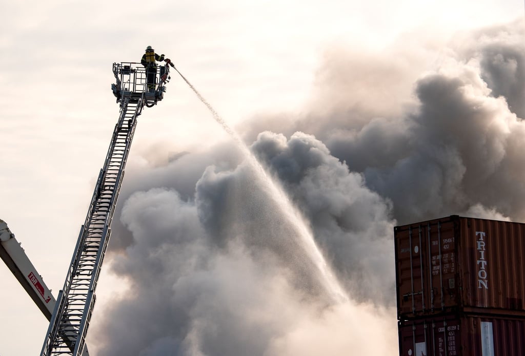 Die Feuerwehr kämpft im Hamburger Hafen gegen das Feuer.