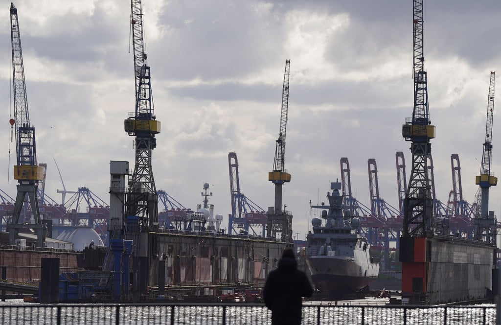 Ein Marineschiff liegt im Trockendock der Werft Blohm + Voss im Hamburger Hafen.