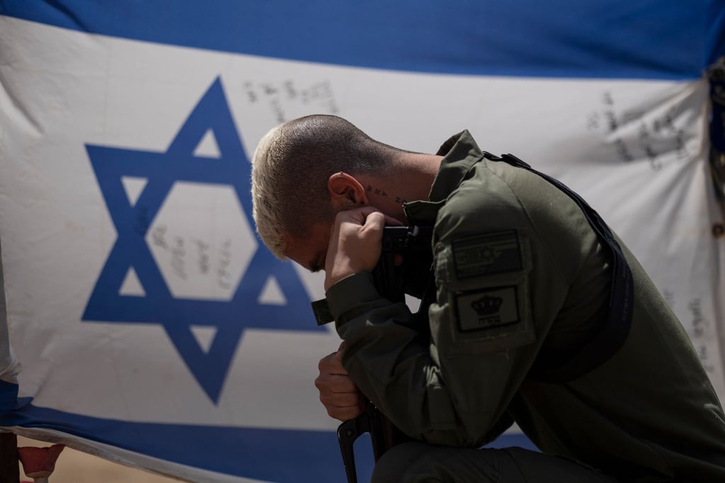 Ein israelischer Soldat neben der Nationalflagge: Gibt es für Israel einen Ausweg aus dem Schlamassel?