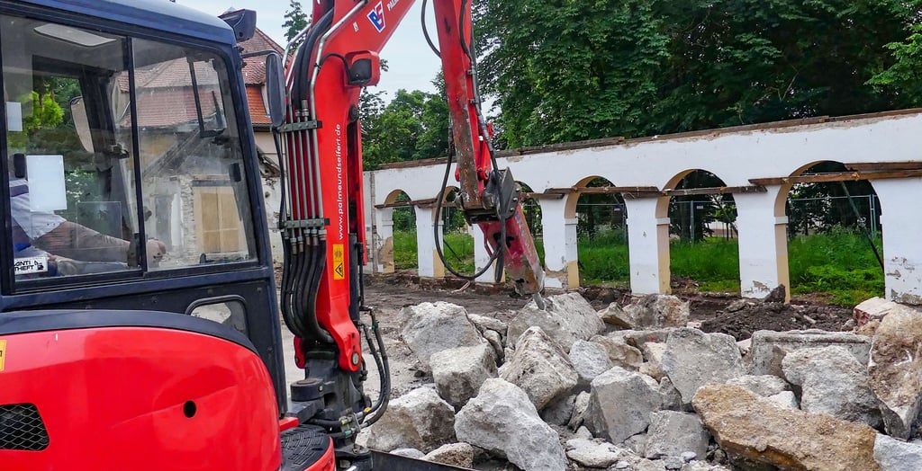 Die Bagger mussten mehr Wände abreißen als geplant. Nur die Arkaden bleiben vom alten Riegel noch über.