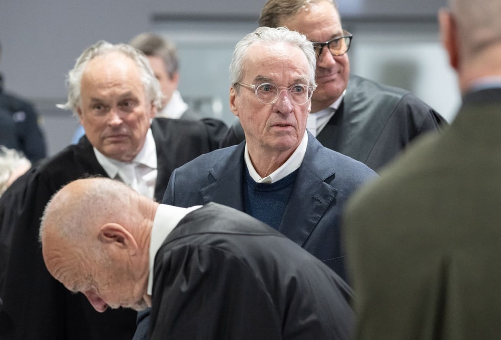 Der Hauptangeklagte Heinrich XIII. Prinz Reuß (M.) zwischen seinen Verteidigern.