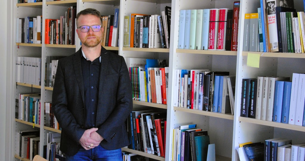 Der neue Leiter der Gedenkstätte Isenschnibber Feldscheune fühlt sich als Historiker besonders in der kleinen Bibliothek wohl. Sein Büro hat er vor etwa einer Woche bezogen.