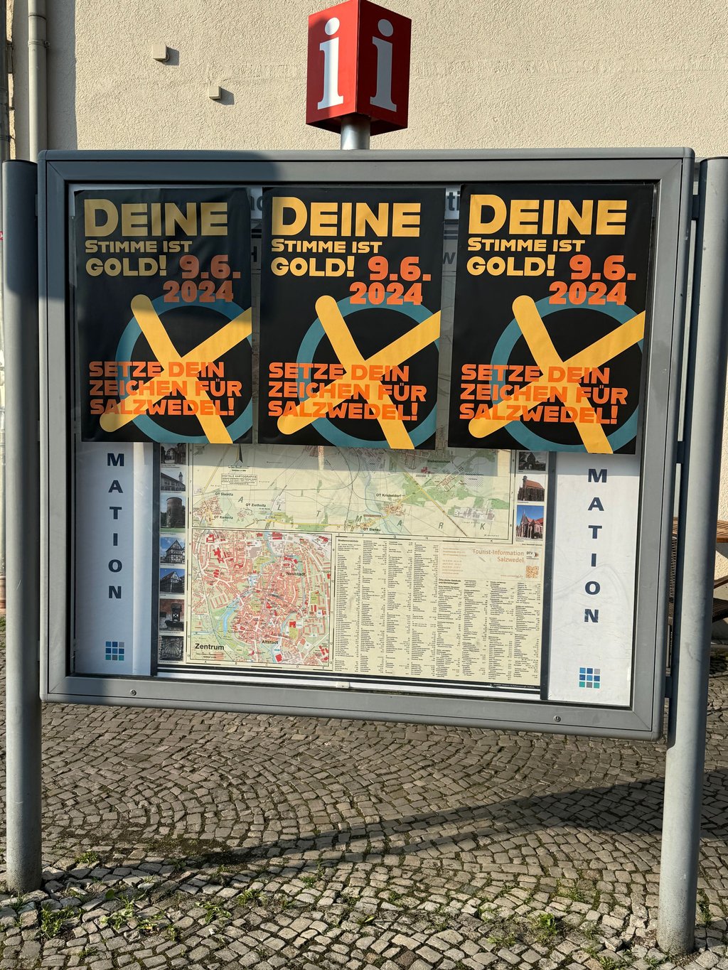 Die Plakate fanden sich an Infotafeln, Gebäuden und Blumenkübeln.