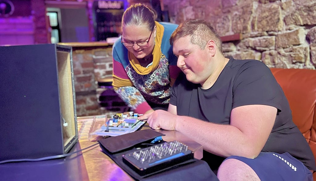 Katharina Guthke und Tim Winkelmann basteln an kaputten Elektro-Geräten im Repair-Café der Zora in Halberstadt.