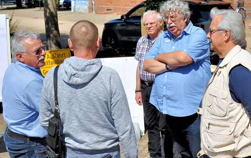 Auf dem Genthiner Marktplatz sammelten Stadträte Wünsche und Kritik betreffend der Gesundheitsversorgung in der Region.