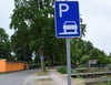 Zugeschüttete Pflanzlöcher hinterm Parkplatz-Schild an der Ostpromenade zeugen davon, wo bis vor kurzem noch junge Bäume standen.