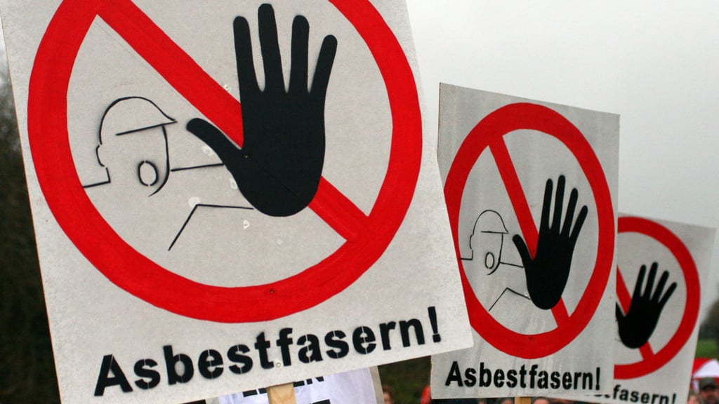 Mindestens 20 Tonnen Asbest wurden im vergangenen Jahr im Saalekreis illegal abgeladen.