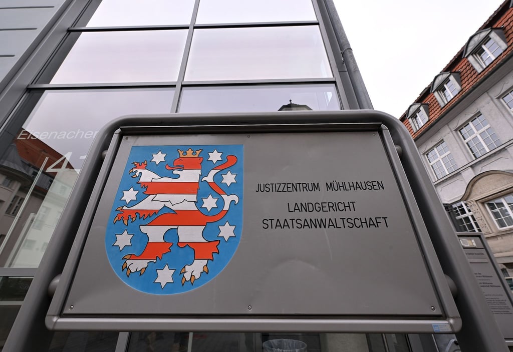 Landgericht Mühlhausen und Staatsanwaltschaft Mühlhausen steht auf dem Behördenschild am Eingang zum Justizzentrum Mühlhausen.