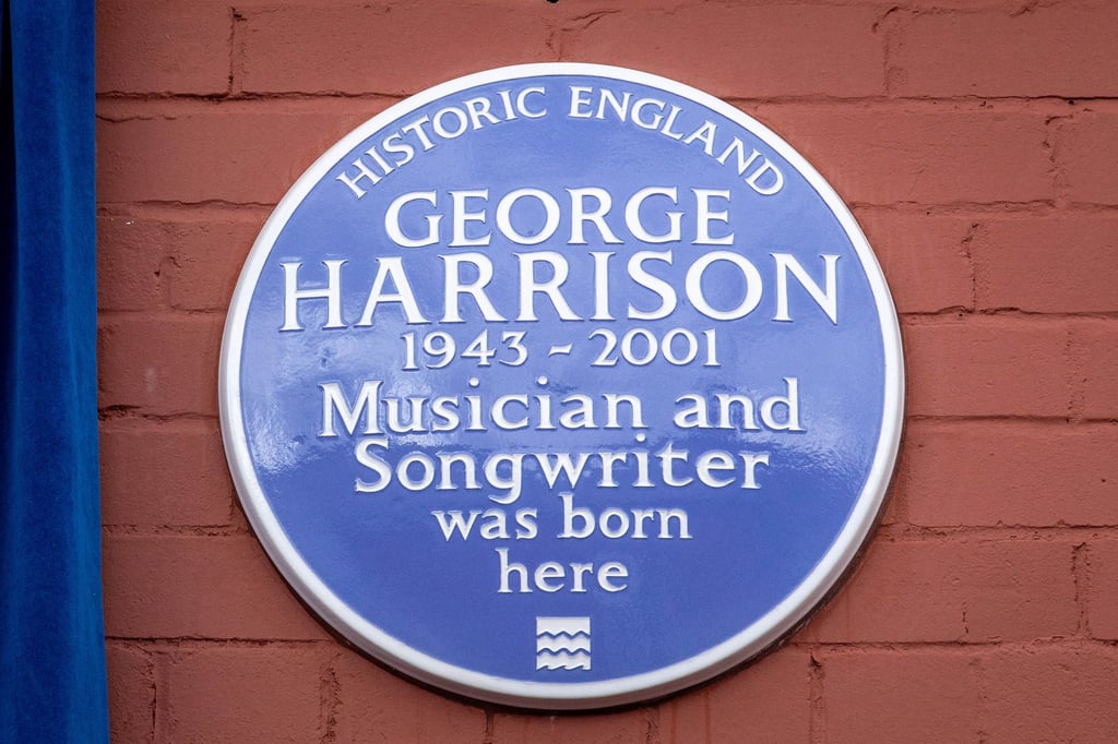 Die blaue Gedenktafel erinnert an George Harrison.